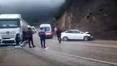 Bolu'da TIR-Otomobil Çarpışması: 4 Yaralı, 1'i Ağır
